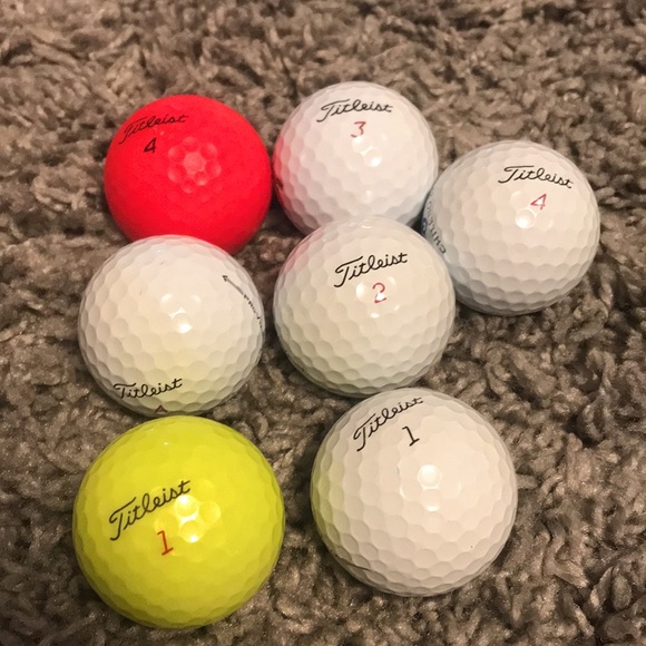 25 assorted golf balls. They are a mix of Titleist, Callaway, TaylorMade, etc. - Picture 2 of 5